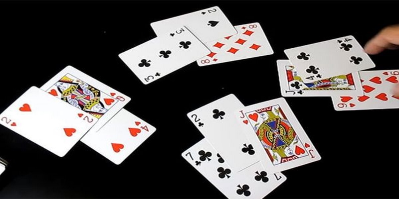 Cào Cái tương tự như cách chơi Xì Dách trong bài Blackjack