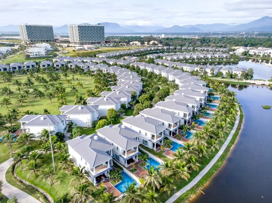 Nhà biệt thự có sân vườn rộng với cây xanh bao quanh