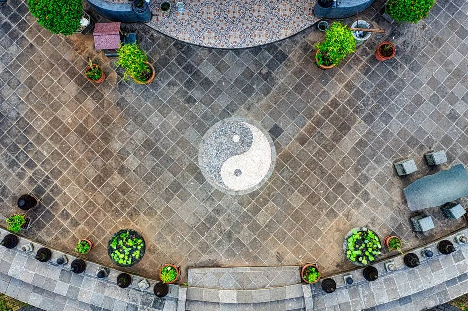 Khu vực cổng nhà phối nhiều loại đá lát sân vườn tạo tiểu cảnh