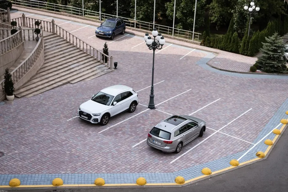 Sân để xe lát đá hoa cương chịu lực tốt