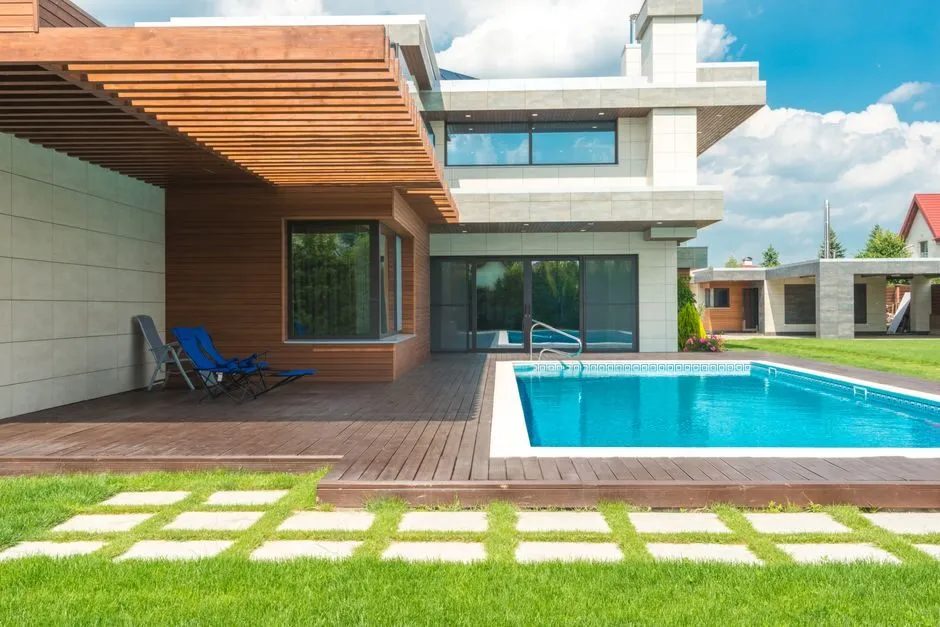 Biệt thự có hồ bơi riêng phía sau nhà
